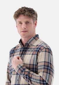 Herren-Hemd mit Knopfleiste im karrierten Muster in Beige, Braun und Marineblau. Weicher Stoff, lange Ärmel, Kragen mit einem einzelnen Knopf und Brusttasche.