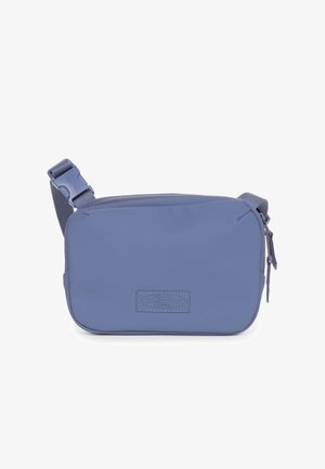 Blaues rechteckiges Crossbody-Tasche aus glattem Material, mit einem Reißverschlussverschluss und verstellbarem Trageriemen, ausgestattet mit einem Markenaufnäher auf der Vorderseite.