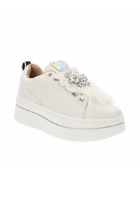 Zapatilla de cuero blanca con un acabado texturizado, que cuenta con un adorno esponjoso y un acento de flor de strass en la parte delantera. Suela blanca gruesa.