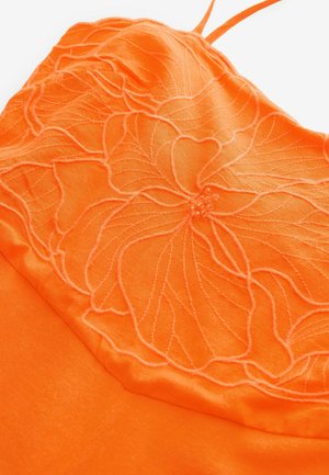 Pomarańczowa sukienka zdobiona haftem kwiatowym i delikatnymi koralikami. Gładki satynowy materiał, regulowane ramiączka oraz elegancki krój podkreślający sylwetkę.