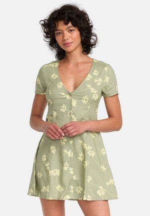 Korte mouwen, V-hals jurk in lichtgroen met gele bloemenpatroon, met een knoopsluiting aan de voorkant en een uitlopende rok. Zachte stoftextuur.