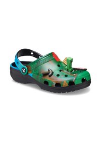 Groene plastic klomp met zwarte zool, voorzien van een pixelachtig Minecraft-ontwerp en driedimensionale spelgerelateerde accenten aan de voorkant.