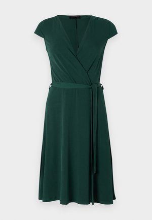 Vihreä kietaisumekko, joka on valmistettu sileästä kankaasta. Mekolla on syvä V-pääntie, lyhyet hihat ja solmittava vyö, sekä liehuva helma.