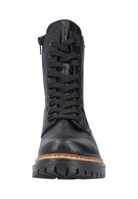 Bottine en cuir noir avec un laçage à l'avant, surface texturée, semelle en caoutchouc et fermeture éclair visible sur le côté.