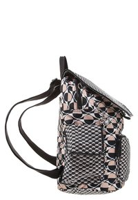 Sac à dos à motifs géométriques noirs et roses avec bretelles réglables, poches zippées et tissu texturé. Il dispose d'une fermeture à rabat et de plusieurs compartiments.