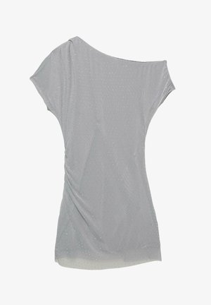 Lys grå kortærmet kjole med små sølvstuds, der jævnt dækker stoffet, med en løs pasform og let drapering i siderne.