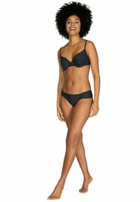 Zwart bikini set met stippen, inclusief een gepolsterde beha en bijpassende low-rise slips, gemaakt van zachte stof en voorzien van verstelbare bandjes.