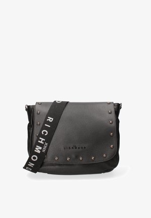 Borsa a tracolla in pelle nera con dettagli borchiati, superficie texturizzata e tracolla regolabile con la scritta "JOHN RICHMOND".