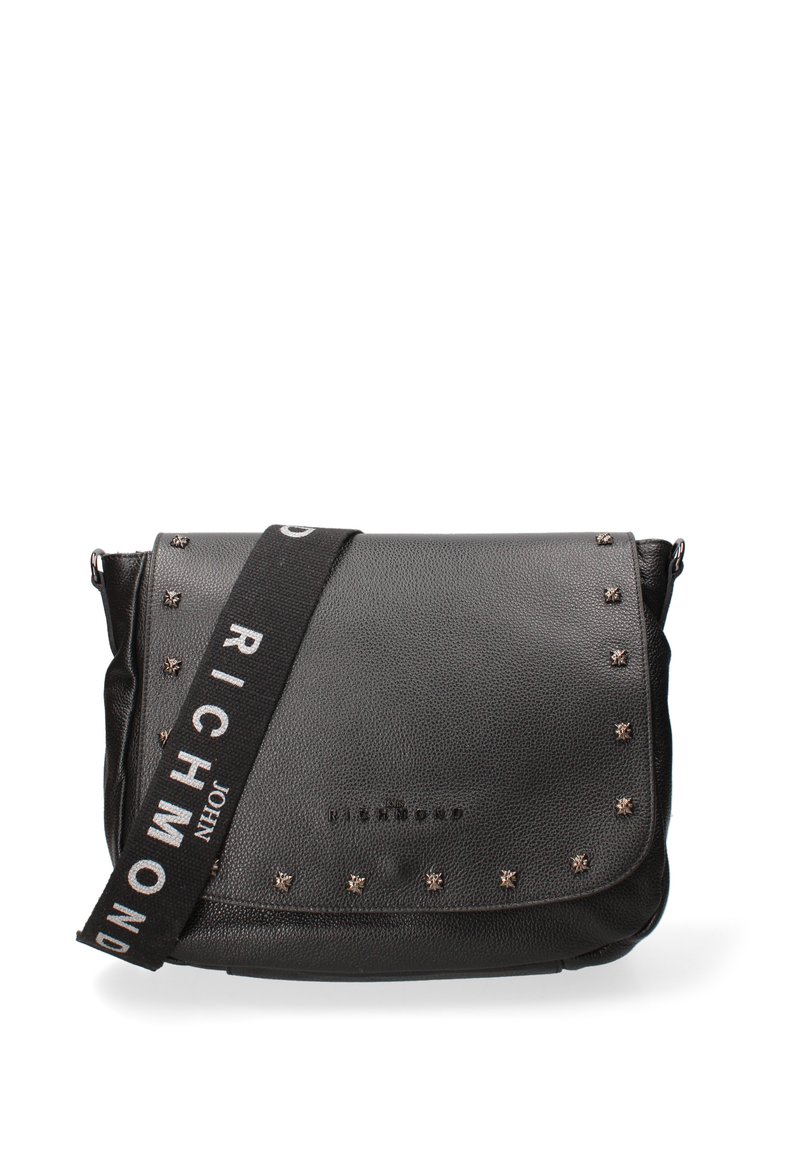 Borsa a tracolla in pelle nera con dettagli borchiati, superficie texturizzata e tracolla regolabile con la scritta "JOHN RICHMOND".