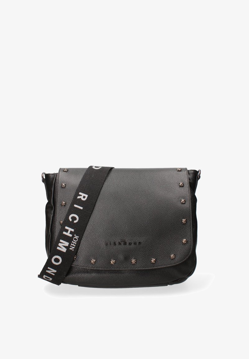 Borsa a tracolla in pelle nera con dettagli borchiati, superficie texturizzata e tracolla regolabile con la scritta "JOHN RICHMOND".