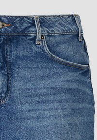 Blaue Jeans aus Denim mit klassischer Passform, ausgestattet mit einem Fünf-Taschen-Design, kupferfarbener Naht und einem Knopfverschluss an der Taille.
