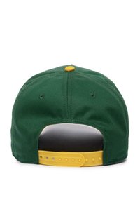 Gorra verde con cierre a presión amarillo, presenta una corona redondeada y una tela texturizada. Incluye un botón superior en amarillo.