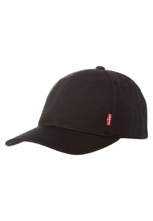 Casquette de baseball noire en tissu coton. Présente une couronne structurée, un visière incurvée et une petite étiquette de marque rouge sur le côté.