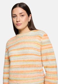Sweter w wielokolorowe paski z pomarańczowymi, żółtymi i niebieskimi odcieniami. Wykonany z teksturowanej dzianiny, z okrągłym dekoltem i długimi rękawami.