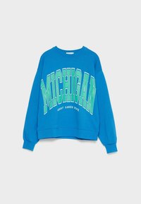 Sudadera azul con "MICHIGAN" en grandes letras verdes. Presenta un cuello redondo, mangas largas y puños de canalé. Tejido de textura suave.
