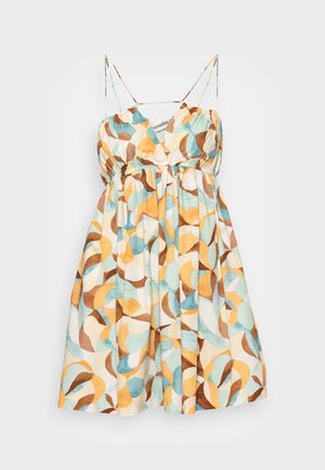 Mouwloze zomerse jurk met dunne bandjes, een geplooide taille en een multicolor abstract bladpatroon in blauw, oranje, bruin en crèmekleuren.