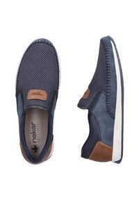 Marine mesh instappers met bruine suède accenten en witte zolen. Heeft een gestructureerde bovenkant en gestikte details langs de zijkanten.