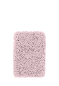 Gestructureerde, pastelroze pouch van zacht, fluffy materiaal, met een eenvoudig ontwerp en een geknoopte accentdetail aan de bovenkant.