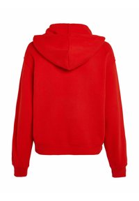 Sweatshirt à capuche rouge avec une poche kangourou à l'avant, des poignets côtes et une coupe décontractée, fabriqué en tissu doux et texturé.