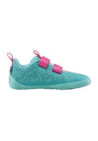 Zapatilla atlética color aguamarina con suela en tono teal y correas de Velcro rosas. Parte superior texturizada con un diseño tipo malla y un lazo en el talón para facilitar su uso.