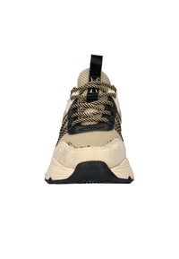 Beige sportshoe met een bovenwerk van mesh, zwarte accenten, gestructureerde veters en een gevoerde kraag. Rubberen zool met een subtiel profielpatroon.