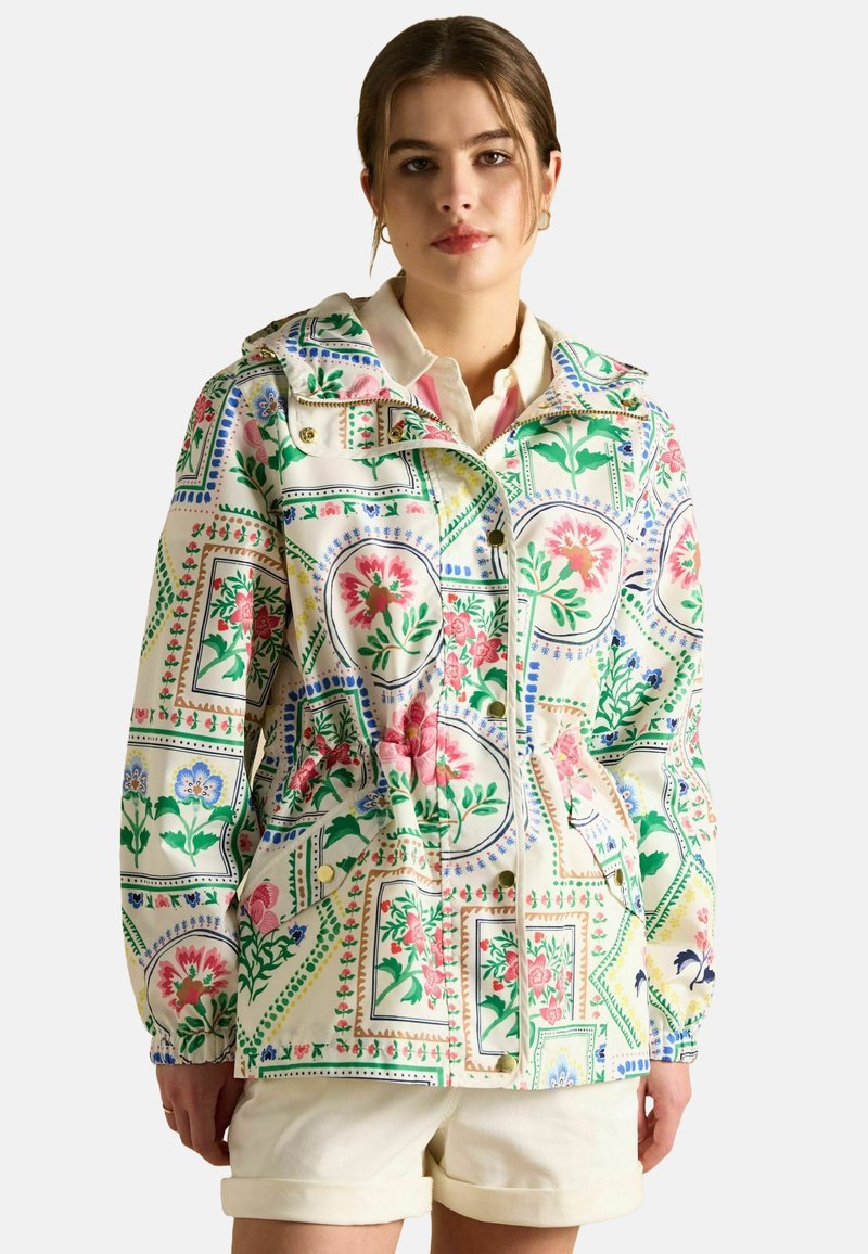 Geacă ușoară cu model floral, în culori pastel. Are glugă, închidere cu nasturi și două buzunare frontale. Material texturat cu un finisaj lucios.