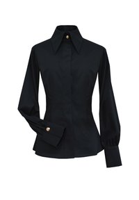 Czarna koszula zapinana na guziki z dużym, szpiczastym kołnierzem, długimi, bufiastymi rękawami i złotymi guzikami przy mankietach. Gładki, strukturalny materiał.