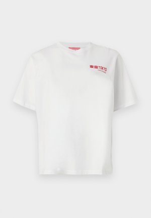 Άσπρο t-shirt με κοντά μανίκια και κόκκινο κείμενο "Tokyo JJXX Studio" τυπωμένο στο πάνω αριστερό μέρος του στήθους.