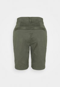 Groene katoenen short met een rechte pasvorm, opgerolde zomen en twee achterzakken. Soepele textuur met een minimalistisch ontwerp.