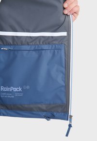 Zaino impermeabile blu con un design elegante, dotato di chiusura con zip, cordino elastico e dettagli riflettenti. Include una tasca frontale.