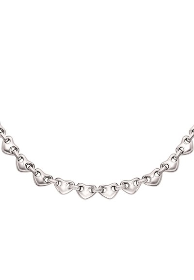 Collier chaîne en argent composé de maillons alternés en forme de cœur et de connecteurs ovales, avec une finition polie et une texture lisse.