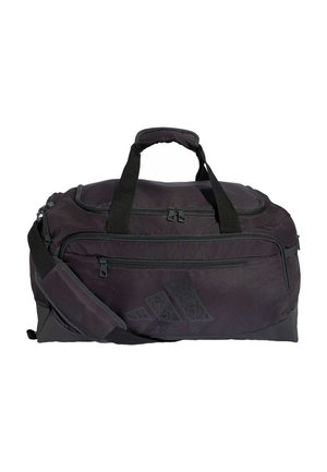 Czarna sportowa torba typu duffel z podwójnymi uchwytami, regulowanym paskiem na ramię, przednią kieszenią na zamek oraz subtelnym logo Adidas po boku.