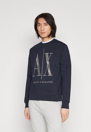 Sudadera azul marino con un estampado del logo en plata "AX" y el texto "ARMANI EXCHANGE". Diseño de mangas largas y cuello redondo con puños de canalé.
