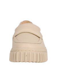 Beige lädersneaker med rund tå och upphöjd sömdetalj. Har en tjock, räfflad sula och en slip-on-design utan snören.