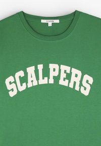 T-shirt in cotone verde con colletto rotondo e testo bianco curvo "SCALPERS" sul petto. Texture liscia, design casual.