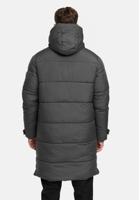 Długi, ciemnoszary puchowy płaszcz z poziomymi pikowanymi sekcjami i odpinanym kapturem. Posiada regulację mankietów oraz gładkie, teksturowane wykończenie.