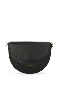 Clutch in pelle nera con forma a mezzaluna, superficie texturizzata e dettagli in oro. Presenta un logo goffrato discreto sul davanti.