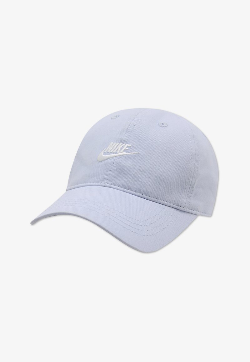 Светлосиня бейзболна шапка Nike с извита козирка и бяло бродирано лого на предния панел, показана на едноцветен фон.