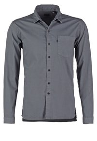 Camisa gris de manga larga hecha de tela suave, con un cierre frontal de botones, un bolsillo en el pecho y un diseño de cuello clásico.