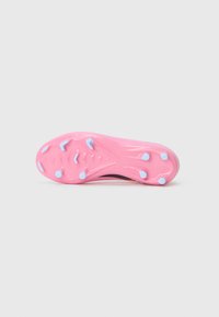 Semelle de chaussure de sport rose avec une surface texturée, ornée d'éclats bleu clair et d'un design élancé pour améliorer l'adhérence et les performances.