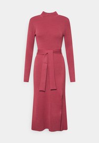 Robe en tricot côtelé rose foncé avec un col haut, des manches longues, une taille ceinturée et une fente sur le côté au bas. Texture lisse dans l'ensemble.