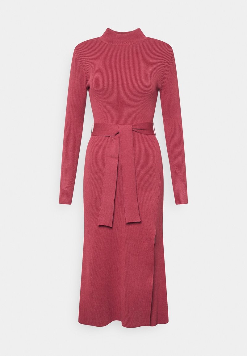 Úpletové šaty v tmavě růžové barvě s vysokým límcem, dlouhými rukávy, páskem v pase a bočním rozparkem na lemu. Hladká textura po celé délce.