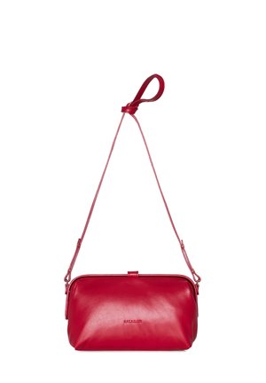Borsa a tracolla in pelle rossa con una texture liscia, forma rettangolare, parte superiore piatta e una tracolla sottile. Presenta un design minimalista.