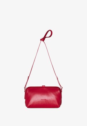 Borsa a tracolla in pelle rossa con una texture liscia, forma rettangolare, parte superiore piatta e una tracolla sottile. Presenta un design minimalista.