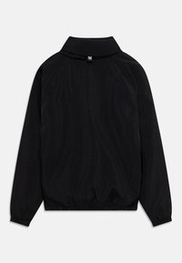 Chaqueta negra de pull con un alto cuello, mangas largas raglán y dobladillo elástico. Textura suave sin patrones o acentos visibles.