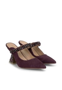 Scarpe slingback in suede viola con punta affilata, cinturino decorato con perline rosse e nere, e tacco unico con texture geometrica.