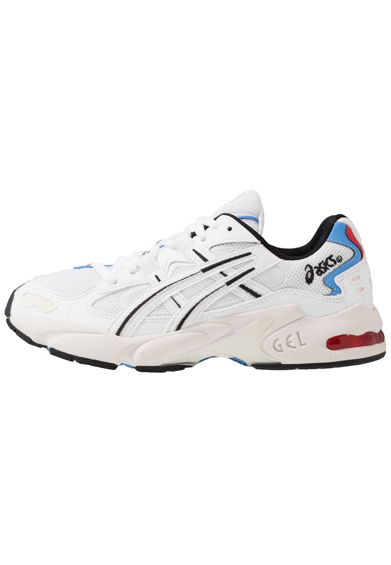 Vita sport sneaker i vitt med meshmaterial, svarta och blå detaljer, en vadderad sula med "GEL"-branding och en rundad tådesign.