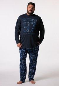 Maglietta a maniche lunghe navy con grafiche "SUPERIOR 97"; pantaloni blu camouflage abbinati. Tessuto morbido, vestibilità comoda, scollatura semplice, senza dettagli visibili.
