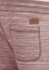 Bordo heathered džinsai turi raukšlėtą juosmenį, kišenę su antklos ir odinį logotipo etiketę. Minkšta medžiaga su matomu siuvimo detalėmis.