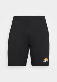 Sorte cykelshorts lavet af strækbart materiale, med flade syninger og et lille regnbue-logo nederst til venstre.